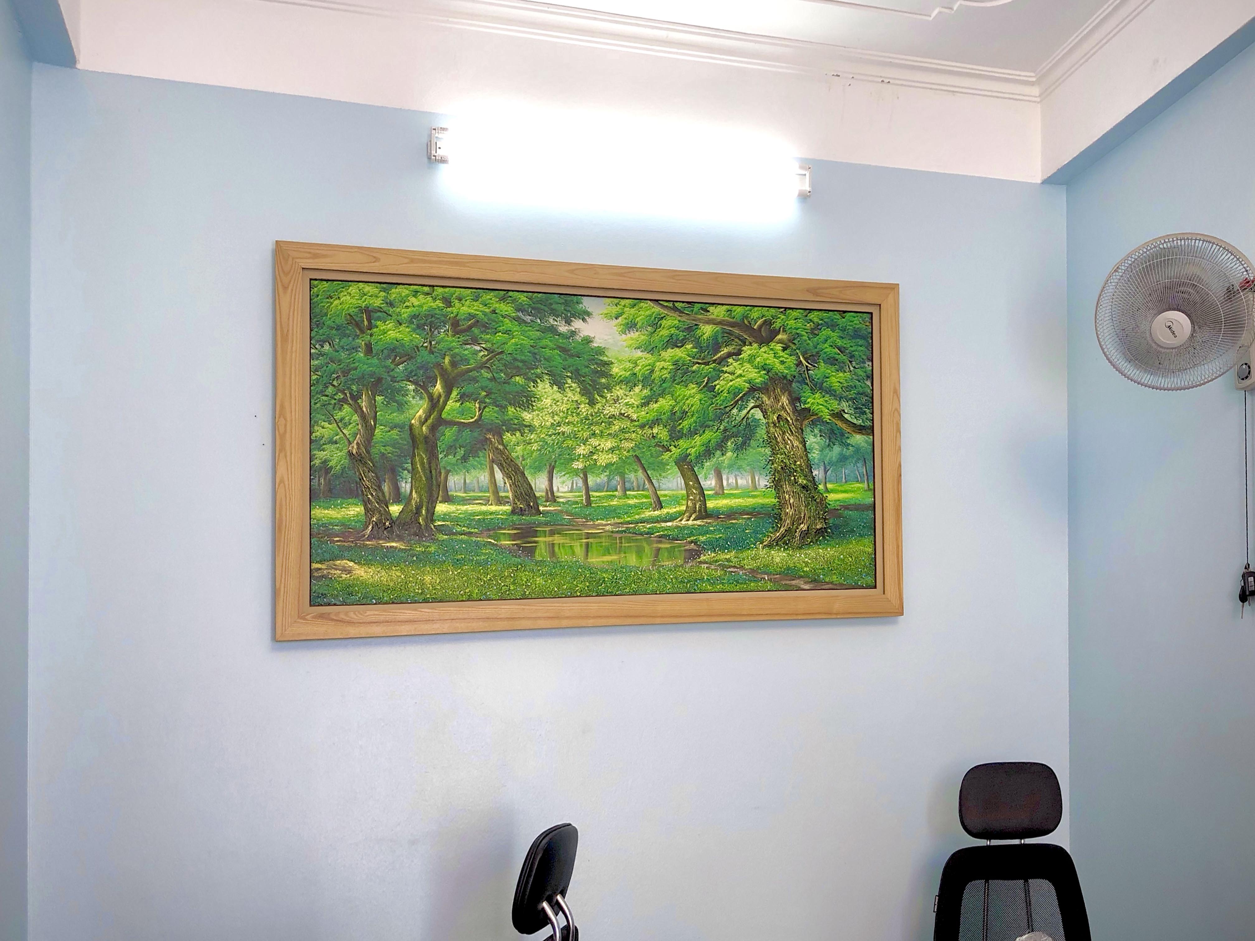 Lắp đặt bức tranh sơn dầu phong cảnh nước ngoài cho khách hàng tại Trung Kính, Hà Nội 1