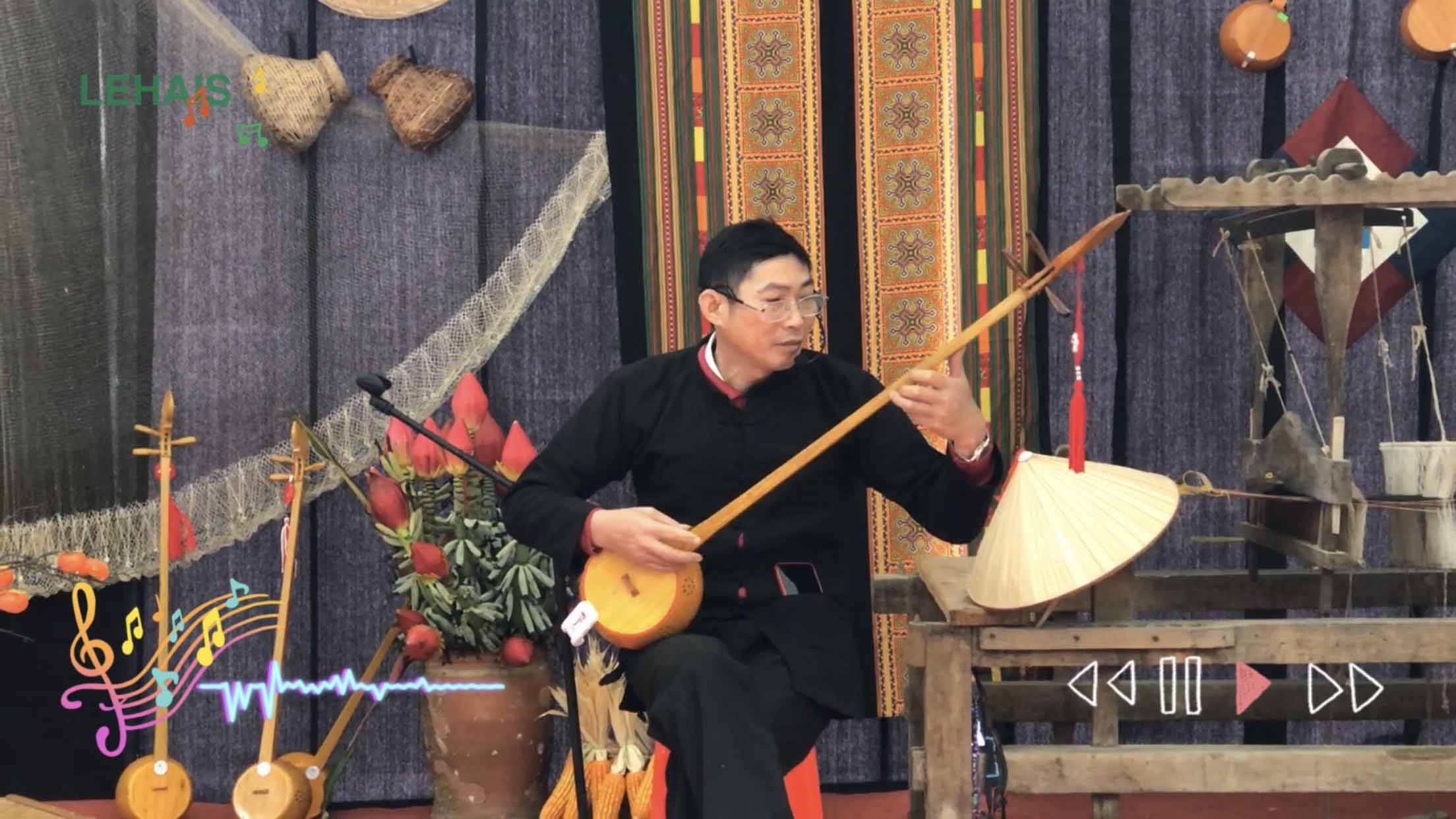 Impressed with the performance of Then singing and Tinh lute by the artist at Ba Be Lake - Bac Kan